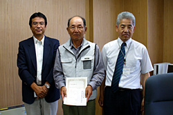 代表者佐藤さん、毛利会員、柴田事務局長